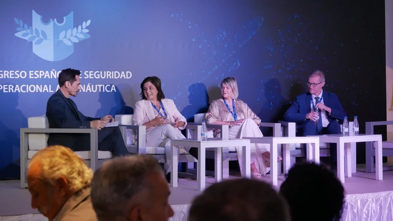 Mesa 2. Idoia Salazar, fundadora de Odiseia; Jess Romero, jefe de divisin de Seguridad Operacional de Enaire; Marta Lestau, directora de seguridad de aeronaves de AESA. Foto: Diego Gmez